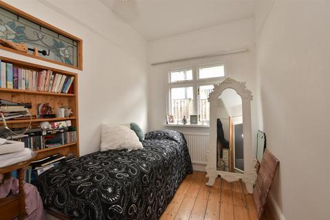 58 Ravenscourt Drive, Hornchurch, RM12 6HL