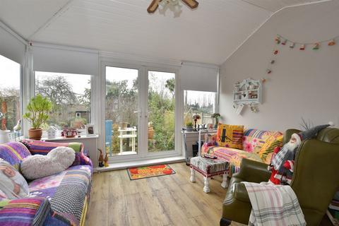 58 Ravenscourt Drive, Hornchurch, RM12 6HL