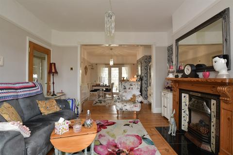 58 Ravenscourt Drive, Hornchurch, RM12 6HL