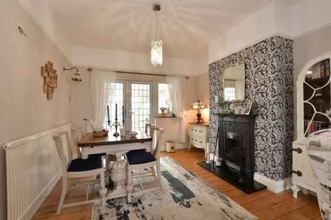 58 Ravenscourt Drive, Hornchurch, RM12 6HL