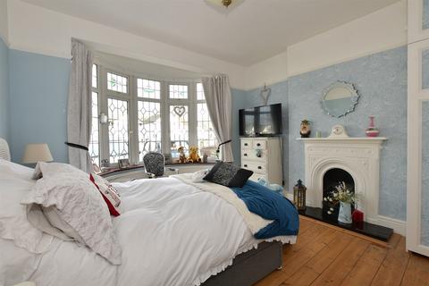 58 Ravenscourt Drive, Hornchurch, RM12 6HL