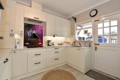 58 Ravenscourt Drive, Hornchurch, RM12 6HL