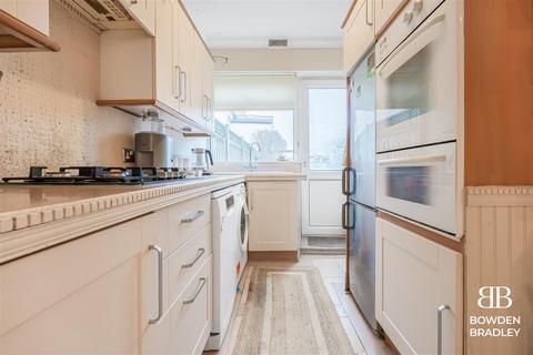 63 Whalebone Grove, Romford, RM6 6BL