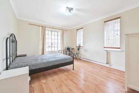 Studio to rent, Finchley Road, Temple Fortune, London, NW11