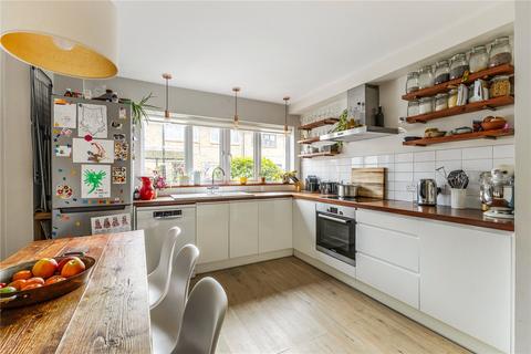 4 Phoenix Close, London, E8 4DF