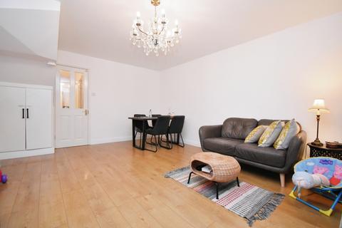 3 bedroom end of terrace house to rent, Guild Road Erith DA8