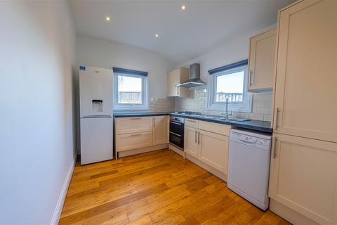 3 bedroom flat to rent, Queens Road, Wimbledon, SW19