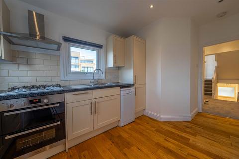 3 bedroom flat to rent, Queens Road, Wimbledon, SW19