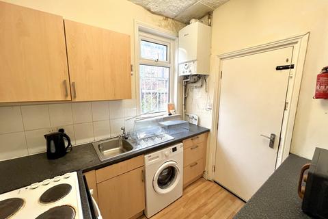 3 bedroom terraced house to rent, Redruth Street, Manchester, M14 7PX