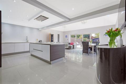 5 Newmans Drive, Hutton, Brentwood, CM13 2PZ