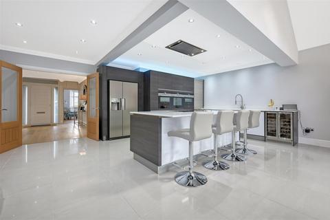 5 Newmans Drive, Hutton, Brentwood, CM13 2PZ