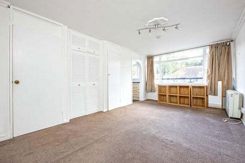 Studio to rent, Petersham Road, Richmond TW10