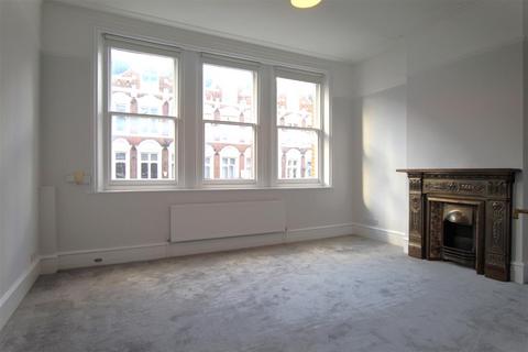 2 bedroom flat to rent, Broadway Parade, London