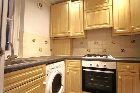 2 bedroom flat to rent, Broadway Parade, London