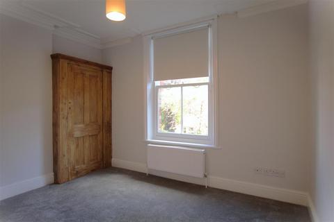 2 bedroom flat to rent, Broadway Parade, London