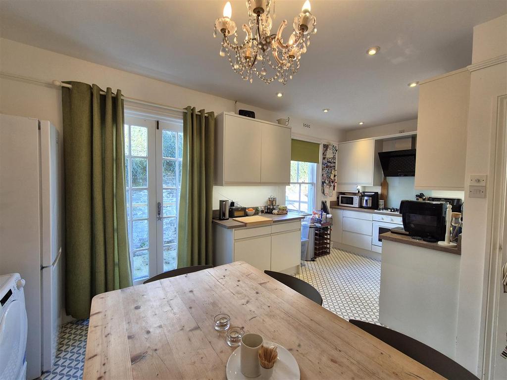 Kitchen 2.jpg