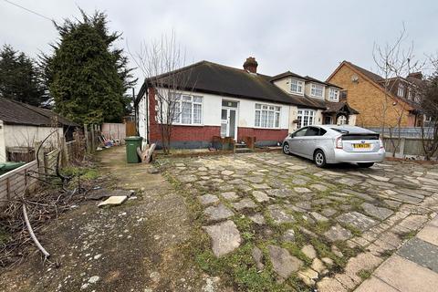 3 bedroom semi-detached house to rent, Horndon Road, Romford RM5