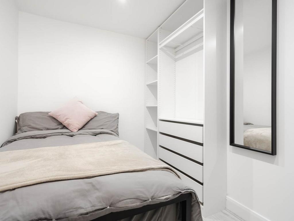 103 Adelaide (33 of
