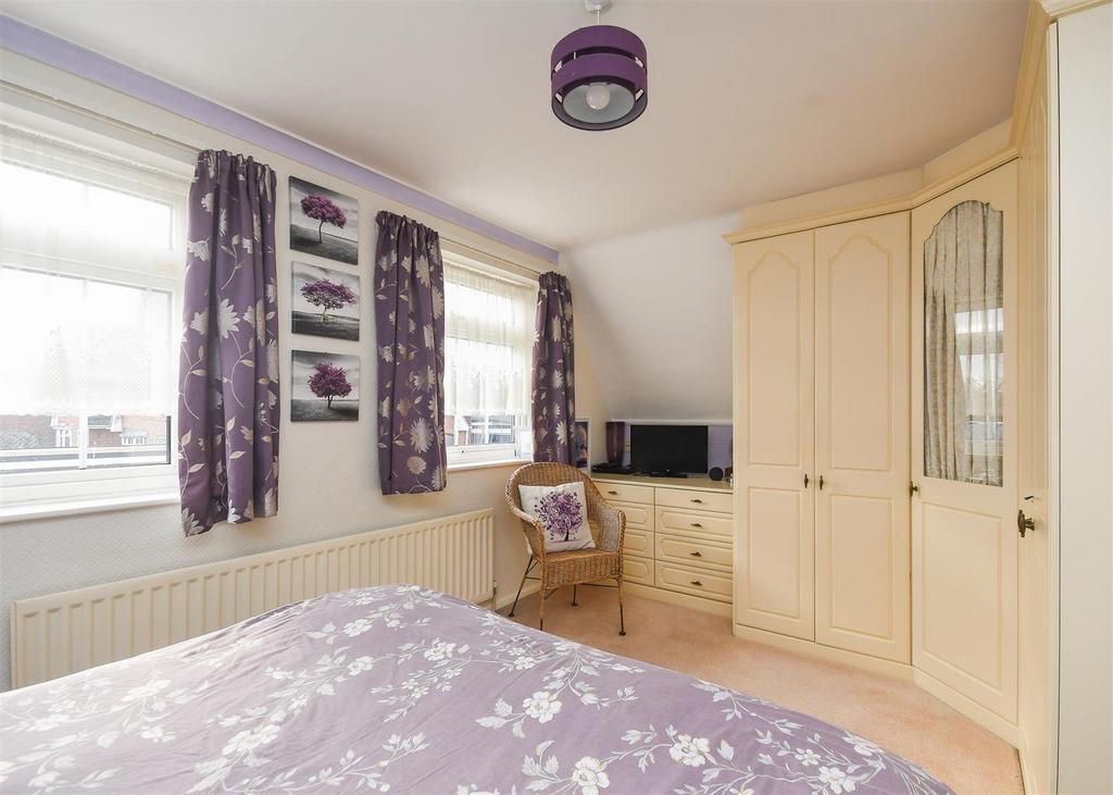 2 Reynolds Close - Bedroom 1.jpg