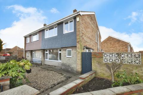 3 bedroom semi-detached house to rent, Oakwood Rise, Scunthorpe