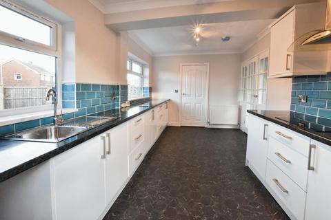 3 bedroom semi-detached house to rent, Oakwood Rise, Scunthorpe