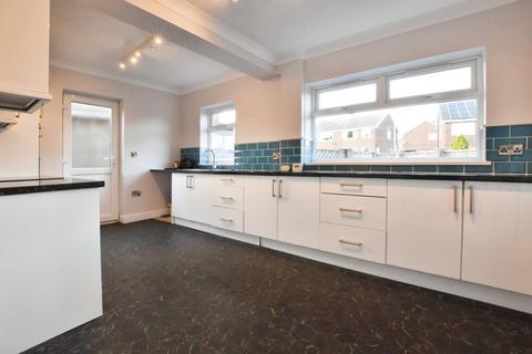 3 bedroom semi-detached house to rent, Oakwood Rise, Scunthorpe