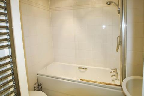 1 bedroom flat to rent, Cromwell Court, Leeds, UK, LS10