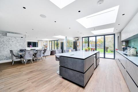 6 bedroom detached house for sale, Millway, London, NW7