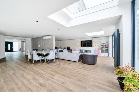102 Millway, London, NW7 3JJ