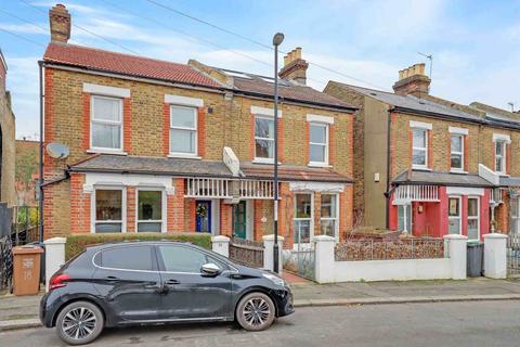 4 bedroom semi-detached house to rent, Hillmore Grove, Sydenham
