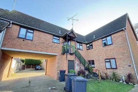 2 bedroom flat to rent, Adams Glade, Rochford, Essex