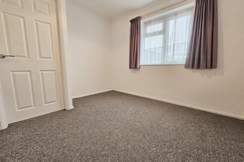 2 bedroom flat to rent, Adams Glade, Rochford, Essex