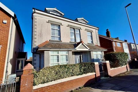 2 bedroom flat to rent, 274 St Annes Road, Blackpool FY4