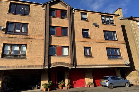 2 bedroom flat to rent, Baker Street, Shawlands