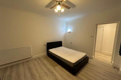 Studio to rent, Grendon Gardens, Wembley