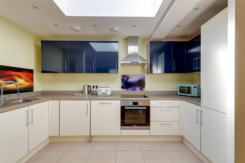 2 bedroom flat for sale, Field Row, Worthing BN11