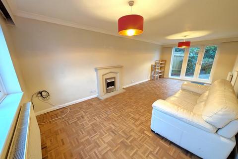 3 bedroom detached house to rent, St. Johns Road, Woking GU21