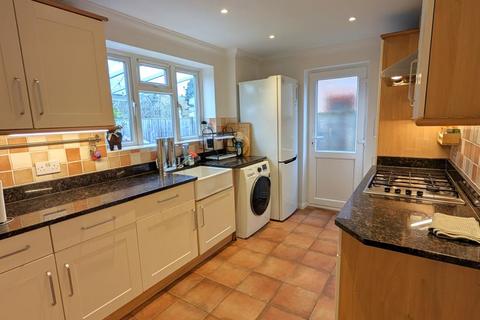 3 bedroom detached house to rent, St. Johns Road, Woking GU21