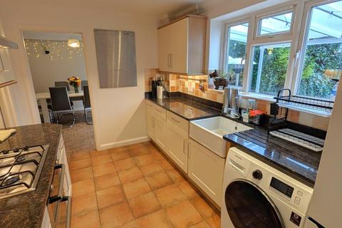 3 bedroom detached house to rent, St. Johns Road, Woking GU21