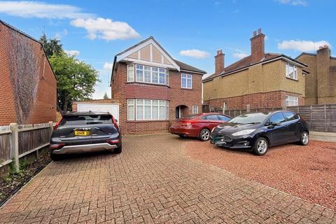 3 bedroom detached house to rent, Montague Road, Uxbridge, Greater London