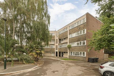 3 bedroom flat to rent, Avenue Road, Hampton TW12