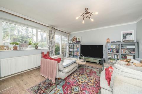 3 bedroom flat to rent, Avenue Road, Hampton TW12