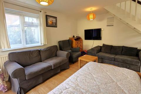 1 bedroom semi-detached house to rent, Heathview House, Woking GU21