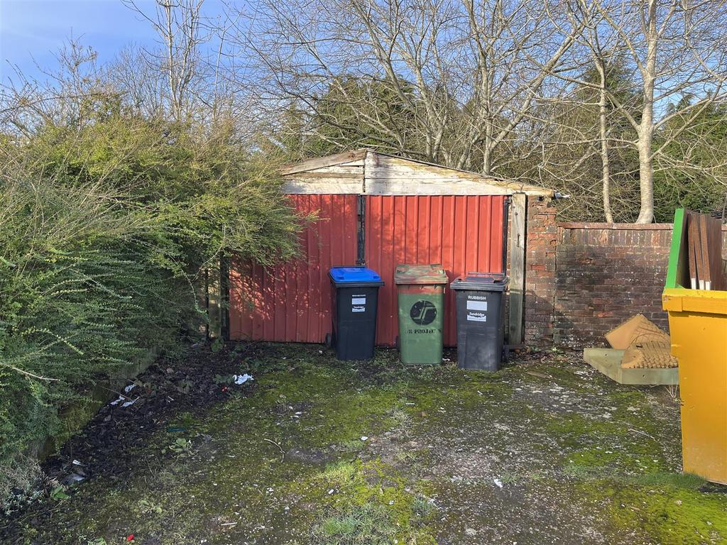 11 Garage.JPG