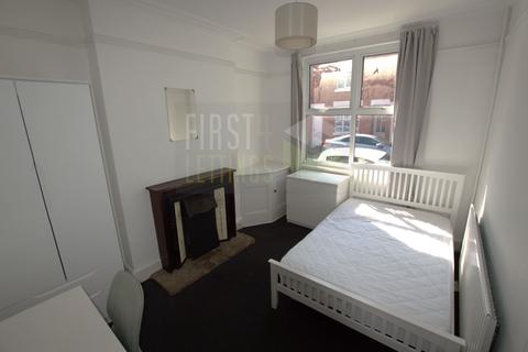 3 bedroom terraced house to rent, Lytham Road, Leicester LE2