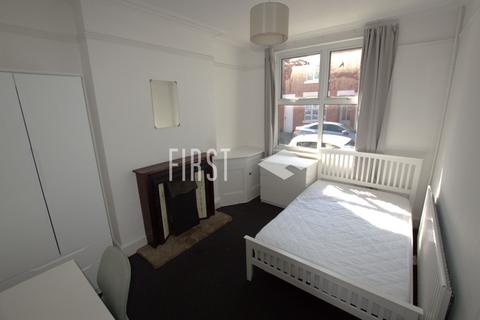 3 bedroom terraced house to rent, Lytham Road, Leicester LE2