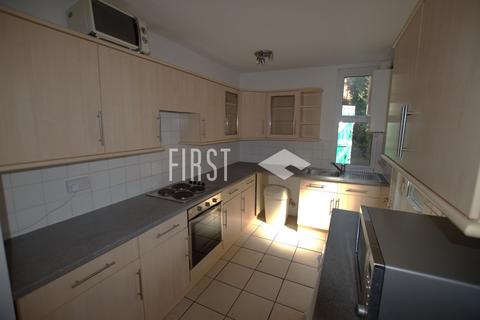 3 bedroom terraced house to rent, Lytham Road, Leicester LE2
