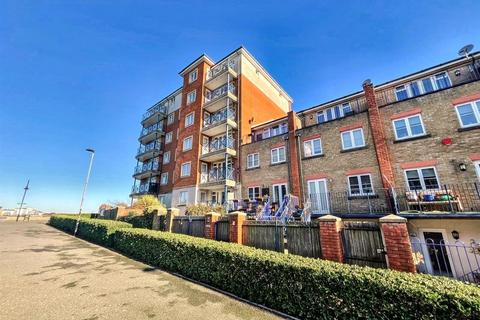 2 bedroom flat to rent, Anguilla Close, Eastbourne