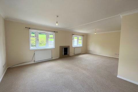 2 bedroom detached bungalow to rent, Holtspur Lane, Wooburn Green, HP10