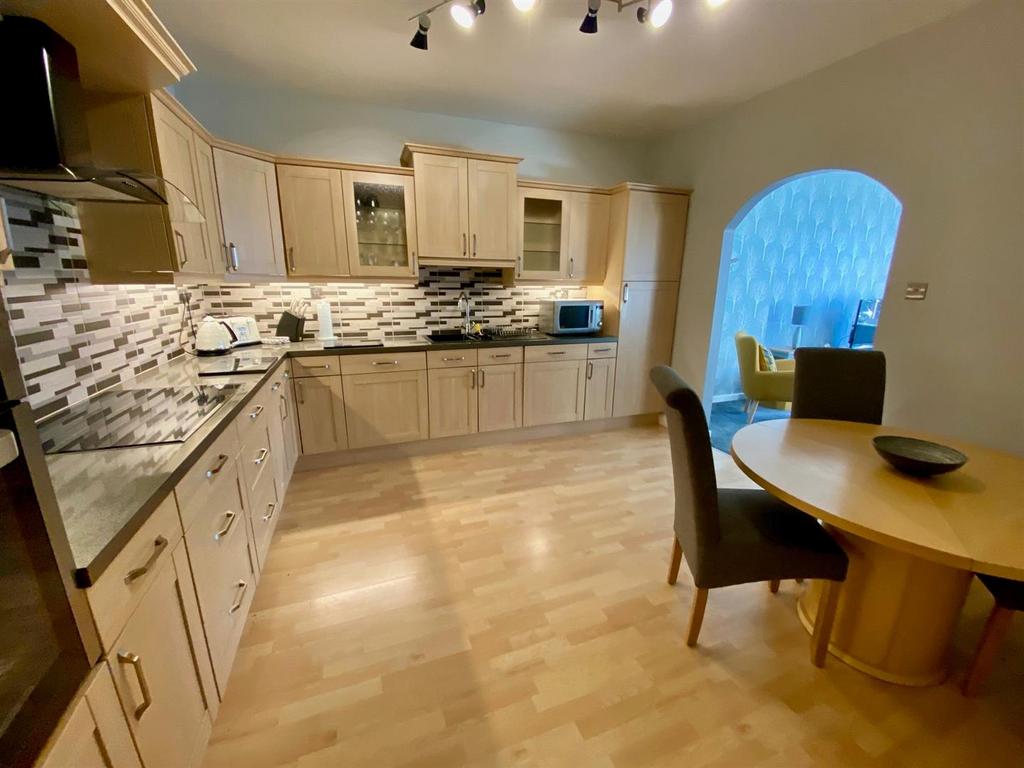Kitchen 1.jpg